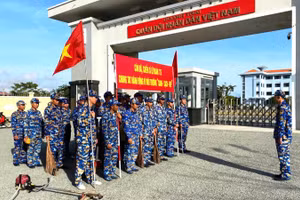 Lễ ra quân thu dọn vệ sinh môi trường của cán bộ chiến sĩ Lữ đoàn 175 đóng tại huyện Năm Căn, tỉnh Cà Mau.