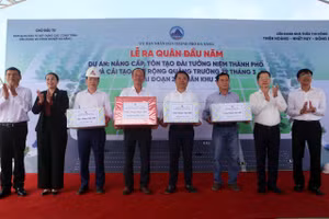 Lãnh đạo thành phố Đà Nẵng tặng quà động viên các đơn vị thi công dự án đường ven biển nối Cảng Liên Chiểu với Quốc lộ 1A.