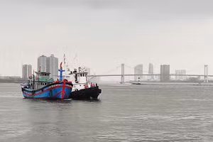 Hai tàu cá của ngư dân Đà Nẵng được lai kéo về vịnh Đà Nẵng an toàn.