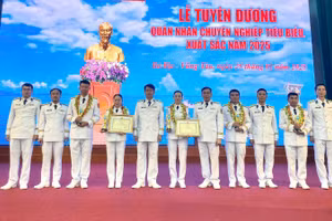 Chín quân nhân chuyên nghiệp được tuyên dương, khen thưởng vì có nhiều đóng góp trong năm 2024.