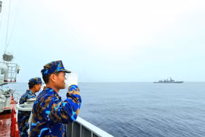 Chỉ huy Biên đội tàu tuần tra chung thực hiện thủ tục chào nhau trên biển giữa tàu hải quân các nước ASEAN.