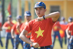 Khởi đầu một ngày mới của chiến sĩ Hải quân Việt Nam bằng bài tập thể dục.