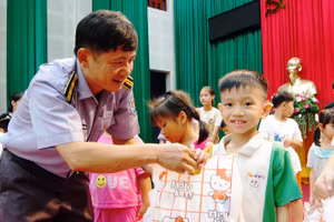 Lãnh đạo Chi đội Kiểm ngư số 2 tặng quà Trung thu cho các cháu thiếu niên, nhi đồng.