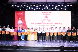 Khai mạc hội thi "Dân vận khéo" và trao cờ lưu niệm cho đại diện các đơn vị dự thi.
