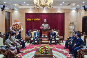 Đồng chí Nguyễn Văn Quảng, Bí thư Thành ủy Đà Nẵng chủ trì tiếp Đoàn Tổng Lãnh sự quán nước Cộng hòa Dân chủ Nhân dân Lào tại Đà Nẵng.