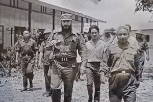 Chủ tịch Cuba Fidel Castro thăm Khu trụ sở Chính phủ cách mạng lâm thời Cộng hòa miền nam Việt Nam tại huyện Cam Lộ, ngày 15/9/1973. (Ảnh Tư liệu) 