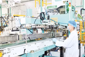 Lao động tại dây chuyền đóng gói gạo xuất khẩu của Công ty TNHH Lúa gạo Việt Nam, tỉnh Ðồng Tháp. (Ảnh NHẬT BẮC)
