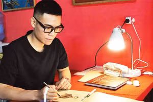 Họa sĩ Chu Nhật Quang miệt mài chuẩn bị những phác thảo cho bức sơn mài “Con đường Bác Hồ” khổ lớn 4mx9m. 