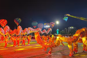 Màn múa lân sư tại quảng trường Sao Đỏ.