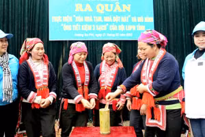 Hội viên phụ nữ huyện Hoàng Su Phì đóng góp tiền tiết kiệm vào "Ống tiết kiệm 3 sạch".