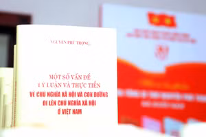 Cuốn sách “Một số vấn đề lý luận và thực tiễn về chủ nghĩa xã hội và con đường đi lên chủ nghĩa xã hội ở Việt Nam” của Tổng Bí thư Nguyễn Phú Trọng. Ảnh: VOV