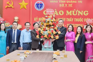 Phó Bí thư Thường trực Tỉnh ủy, Chủ tịch HĐND tỉnh Quảng Trị Nguyễn Đăng Quang thăm, tặng hoa chúc mừng Sở Y tế.