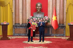 Chủ tịch nước Võ Văn Thưởng chúc mừng đồng chí Nguyễn Hồng Nam. (Ảnh: Hồng Quân)