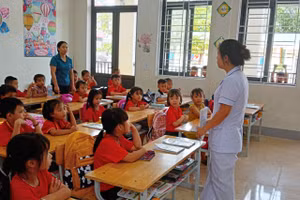 Cán bộ y tế hướng dẫn cán bộ, giáo viên, nhân viên và học sinh ở Hương Khê thực hiện các biện pháp phòng, chống dịch đau mắt đỏ.