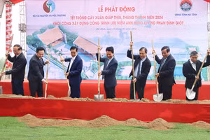 Đại diện lãnh đạo Bộ Tài nguyên và Môi trường, tỉnh Hà Tĩnh thực hiện nghi thức khởi công công trình lưu niệm Anh hùng Phan Đình Giót.