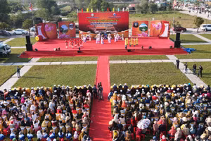 Hàng chục nghìn du khách và tăng ni, phật tử nô nức khai hội chùa Hương năm 2023.