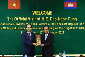 Bộ trưởng Đào Ngọc Dung và Bộ trưởng Ith Samheng (Ảnh: Molisa).