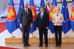 Chủ tịch Hội đồng châu Âu Charles Michel và Chủ tịch Ủy ban châu Âu Ursula Von der Leyen đón Thủ tướng Phạm Minh Chính tham dự Lễ khai mạc Hội nghị cấp cao ASEAN-EU. (Ảnh: VGP/Nhật Bắc)