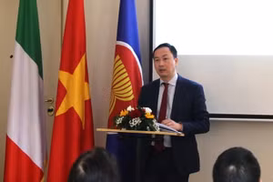 Đại sứ Việt Nam tại Italia Dương Hải Hưng phát biểu tại lễ kỷ niệm. (Ảnh: Trường Dụy/TTXVN)