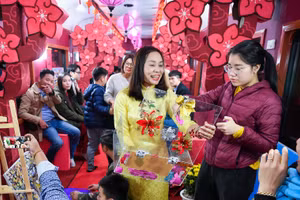 Niềm vui phút giao thừa trên chuyến tàu đầu Xuân. (Ảnh THÀNH ĐẠT)