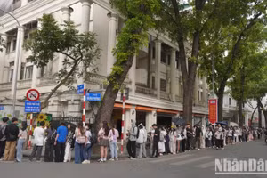 [Video] Cuối giờ chiều 27/4, nhiều bạn trẻ kiên nhẫn xếp hàng chờ nhận phụ san đặc biệt của Báo Nhân Dân
