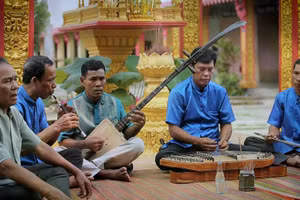 Các nghệ nhân biểu diễn Chầm riêng chà pây. Ảnh: QUỐC ĐẠT