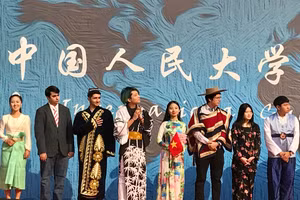 Hoàng Thị Hạnh Trang (thứ tư từ phải sang) cầm cờ Tổ quốc trong một sự kiện giao lưu văn hóa ở Bắc Kinh.