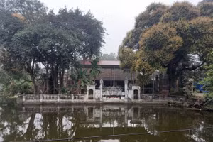 Vướng mắc kéo dài về thủ tục dự án tu bổ, tôn tạo khiến cho đình Phú Lương Thượng (xã Quảng Phú Cầu, huyện Ứng Hòa, thành phố Hà Nội) xuống cấp nghiêm trọng. Ảnh: NGUYỄN ANH