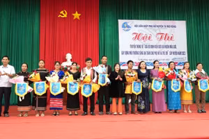 Ban Tổ chức tặng hoa và Cờ lưu niệm cho các đội tham gia Hội thi.