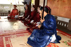 Làng quê là không gian bảo tồn văn hóa truyền thống. Trong ảnh: Một cách hát ca trù ở làng Tiên Điền (Nghi Xuân, Hà Tĩnh). 