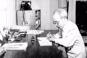 Bác Hồ tại phòng làm việc nhà 54, tháng 4/1957. (Ảnh: Tư liệu do Bảo tàng Hồ Chí Minh cung cấp)