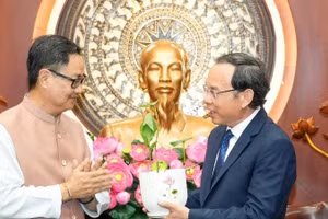 Bộ trưởng Kiren Rijiju tặng quà Ủy viên Bộ Chính trị, Bí thư Thành ủy Thành phố Hồ Chí Minh Nguyễn Văn Nên. (Ảnh: CHI MAI) 