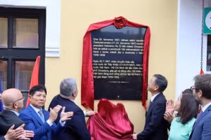 Đại sứ Dương Hoài Nam (bên trái) và ông Michael Canov Thị trưởng Thành phố Chrastava tiến hành nghi thức làm lễ khai trương bia lưu niệm, nơi lưu dấu Chủ tịch Hồ Chí Minh tại thành phố Chrastava, Cộng hòa Séc. (Ảnh: Việt Dũng/TTXVN)