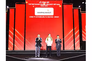 Trao chứng nhận “Top 500 DN lớn nhất Việt Nam năm 2023” cho đại diện Văn Phú - Invest.
