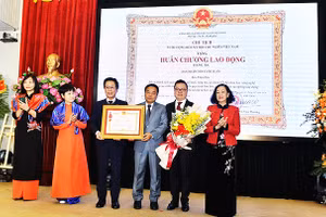 Đồng chí Trương Thị Mai, Ủy viên Bộ Chính trị, Thường trực Ban Bí thư, Trưởng Ban Tổ chức Trung ương Đảng thay mặt lãnh đạo Đảng, Nhà nước trao Huân chương Lao động hạng Ba cho ban Nhân Dân cuối tuần.