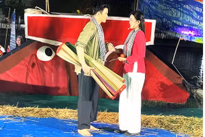 Hoạt cảnh “Tình anh bán chiếu” trong đêm lễ hội TP Ngã Bảy.