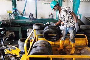 Nhà máy tái chế lốp xe của Freetown Waste. Ảnh: REUTERS