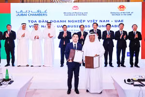 Ông Đỗ Vinh Quang, Phó Chủ tịch Hội đồng quản trị T&T Group (bên trái) và ông Khaled Alshamsi, Chủ tịch Golden Nile trao biên bản ghi nhớ hợp tác. Ảnh: VGP/NHẬT BẮC