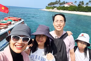 Nụ cười du khách đến thăm đảo Lý Sơn.