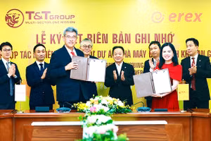 Đại diện lãnh đạo Tập đoàn T&T Group và Tập đoàn Erex ký kết thỏa thuận hợp tác.