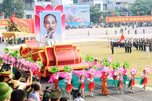 Rước ảnh Bác Hồ qua lễ đài trong buổi tổng duyệt Lễ kỷ niệm 70 năm Chiến thắng Điện Biên Phủ. Ảnh: DUY LINH