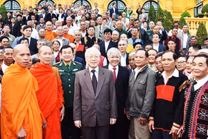 Tổng Bí thư, Chủ tịch nước Nguyễn Phú Trọng tiếp các già làng, trưởng bản, trưởng dòng họ, người có uy tín tiêu biểu trong đồng bào dân tộc thiểu số khu vực biên giới về dự Chương trình “Điểm tựa của bản làng” lần thứ nhất năm 2018. Ảnh: DUY LINH
