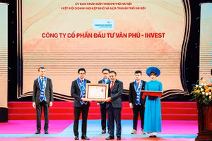 Thừa ủy quyền của Chủ tịch nước, Thủ tướng Chính phủ, Chủ tịch UBND thành phố Hà Nội Trần Sỹ Thanh trao tặng Huân chương Lao động hạng ba cho Công ty cổ phần Đầu tư Văn Phú - Invest.