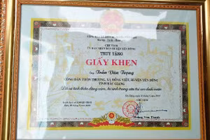 Truy tặng giấy khen cho anh Trần Văn Trọng.