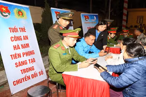 Cán bộ Công an hướng dẫn người dân cài đặt ứng dụng tài khoản định danh điện tử VNEID và thực hiện các bước khai báo tố giác tội phạm qua ứng dụng VNEID.
