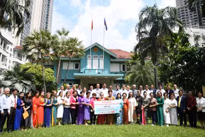 Đại sứ quán Việt Nam tại Thái Lan tiếp nhận tượng trưng số tiền hơn 4,6 tỷ đồng do kiều bào Thái Lan quyên góp, ủng hộ đồng bào trong nước bị ảnh hưởng bởi cơn bão số 3. (Ảnh: XUÂN SƠN)