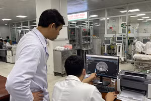 Bác sĩ Bệnh viện Hữu nghị Việt Đức hội chẩn, đánh giá tình trạng chấn thương của một người bệnh cấp cứu.
