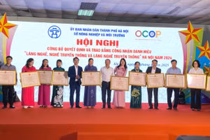 Trao Bằng công nhận danh hiệu "Làng nghề, Nghề truyền thống và Làng nghề truyền thống" Hà Nội năm 2024.