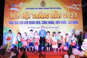Trao quà cho các cháu thiếu nhi