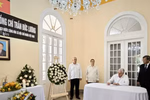 Bí thư thứ nhất Ban Chấp hành Trung ương Đảng Cộng sản Cuba, Chủ tịch nước Cộng hòa Cuba Miguel Díaz-Canel ghi sổ tang tưởng nhớ nguyên Chủ tịch nước Trần Đức Lương. (Ảnh: Đại sứ quán Việt Nam tại Cuba)